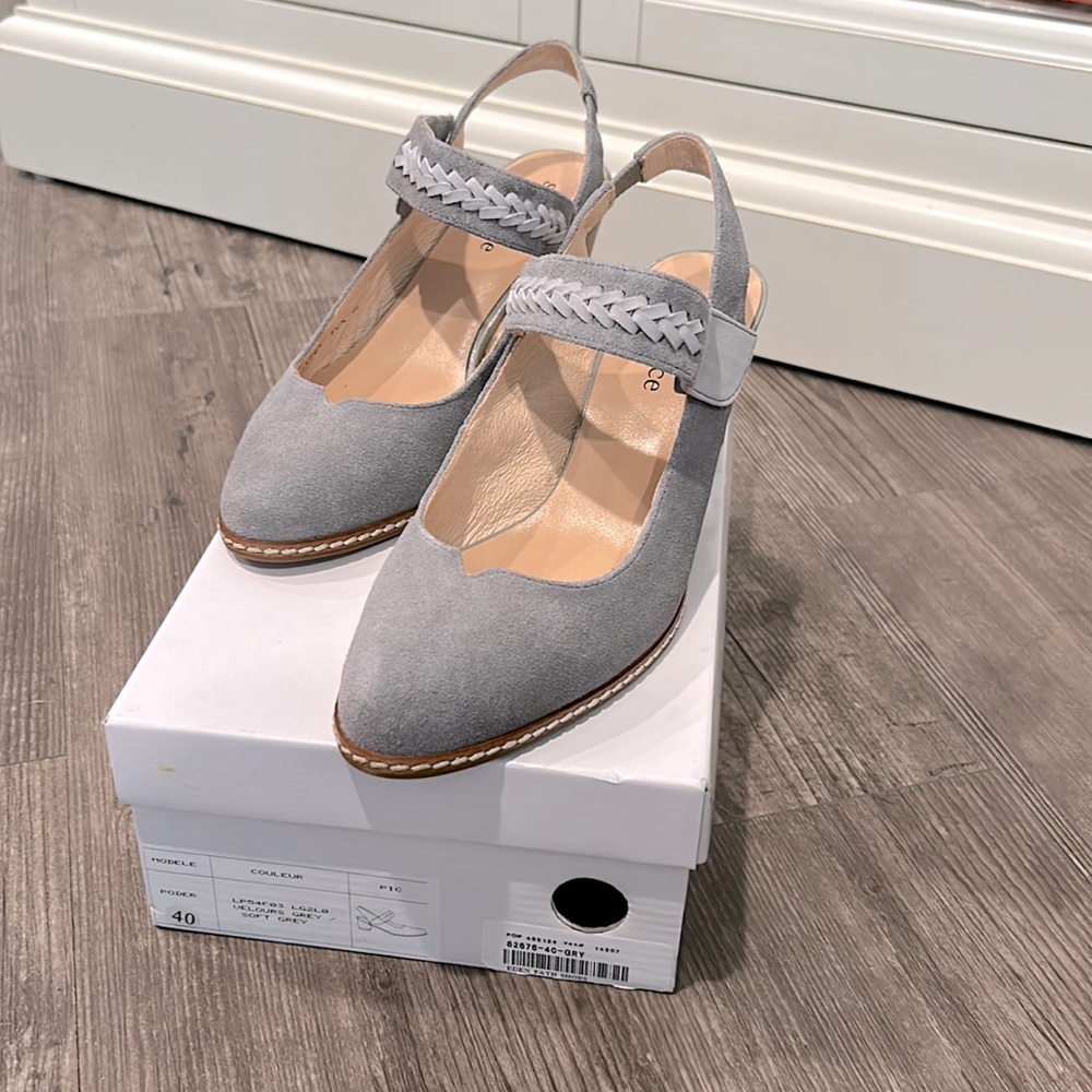 Women’s Sundance soft grey suede sling back pumps size 9